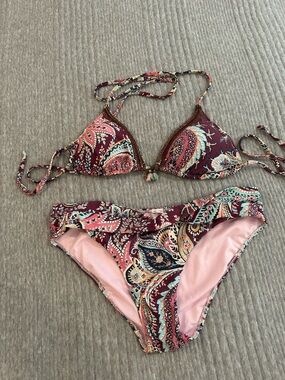 LIKE NEW! Women’s bikini. Triangle top with full coverage bottom. Paisley print.